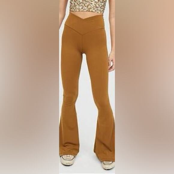NWT Aerie Offline Real Me Crossover Flare Leggings Gold‎ Medium - Picture 1 of 9